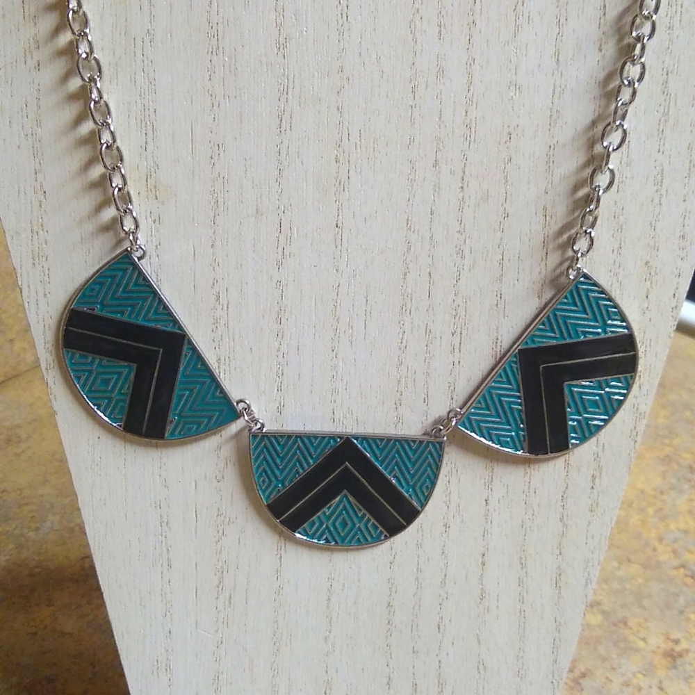 🐾 2 For $16 Black & Tealish Green Enamel Triple Medallion Bib Necklace - Picture 1 of 3